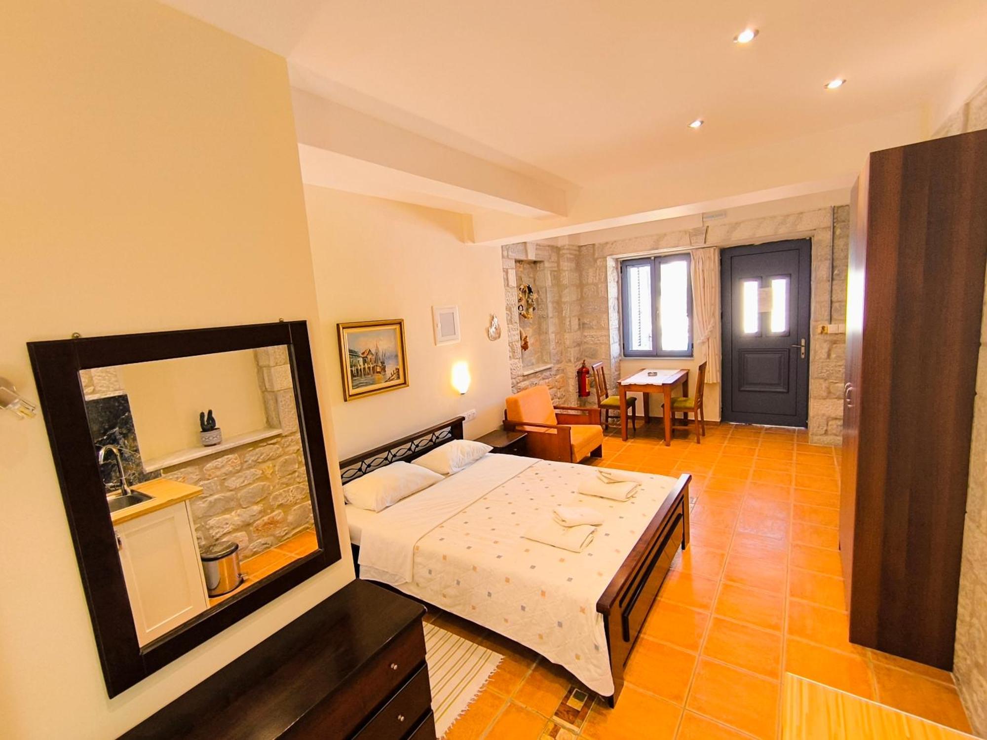 Taletos Apartments Stoúpa Esterno foto
